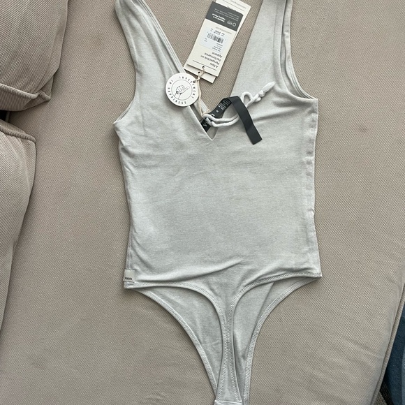 Vuori Light Gray V-Neck Top - Picture 3 of 5